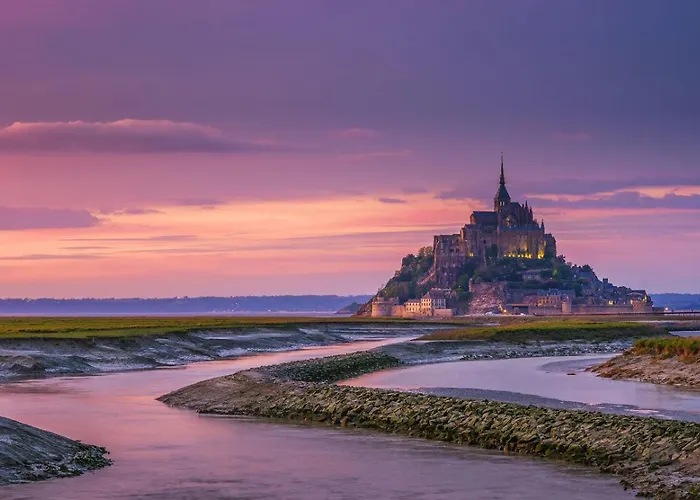 Proche De La Chez Hippolyte * Surville (Manche)